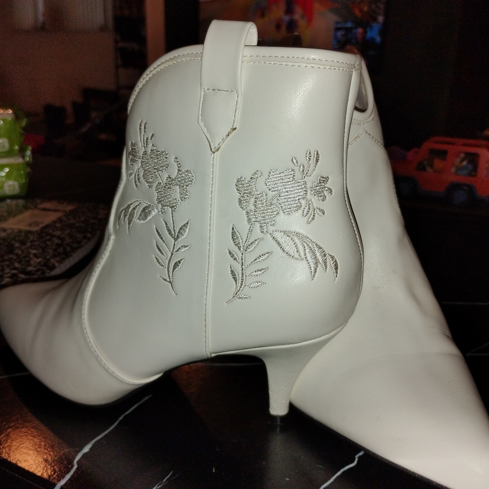 Elegant White Embroidered Women's Ankle Boots